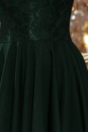 210-3 NICOLLE - sukienka z dłuższym tyłem z koronkowym dekoltem - CIEMNA ZIELEŃ